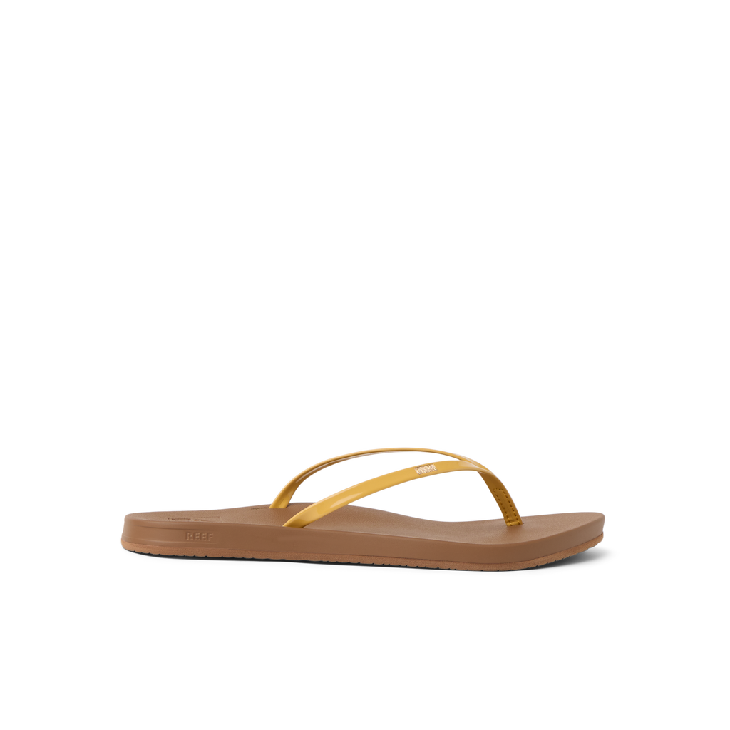 Cushion Slim women's sandal facing left, golden apricot straps, beach-inspired comfort with anatomical arch support and soft cushioning.