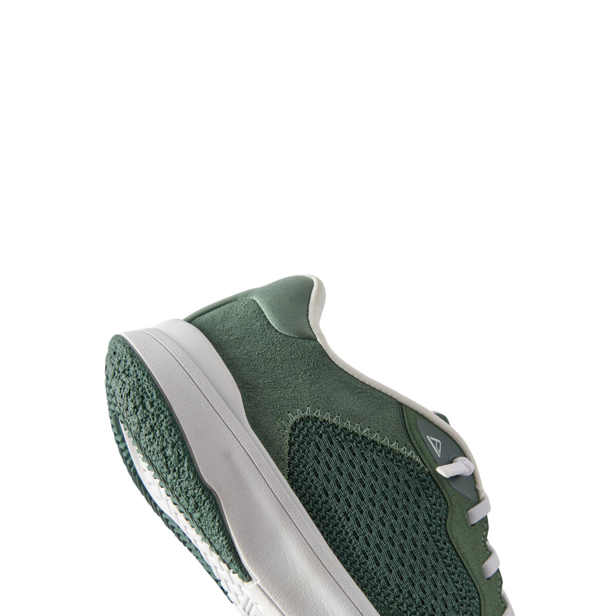 Shoreline Del Mar men’s sneaker facing right, close-up on midsole and breathable green mesh upper with arch support.