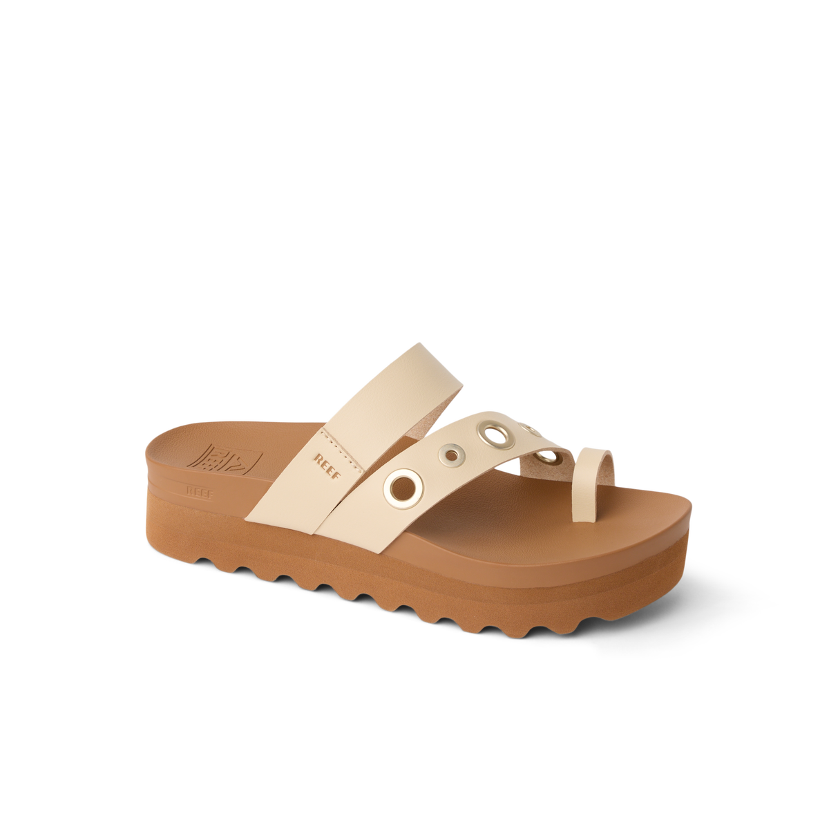 Vista Hi Layla sandal facing right, close-up of toe post and rivet detail with cushioned arch support platform sandal.