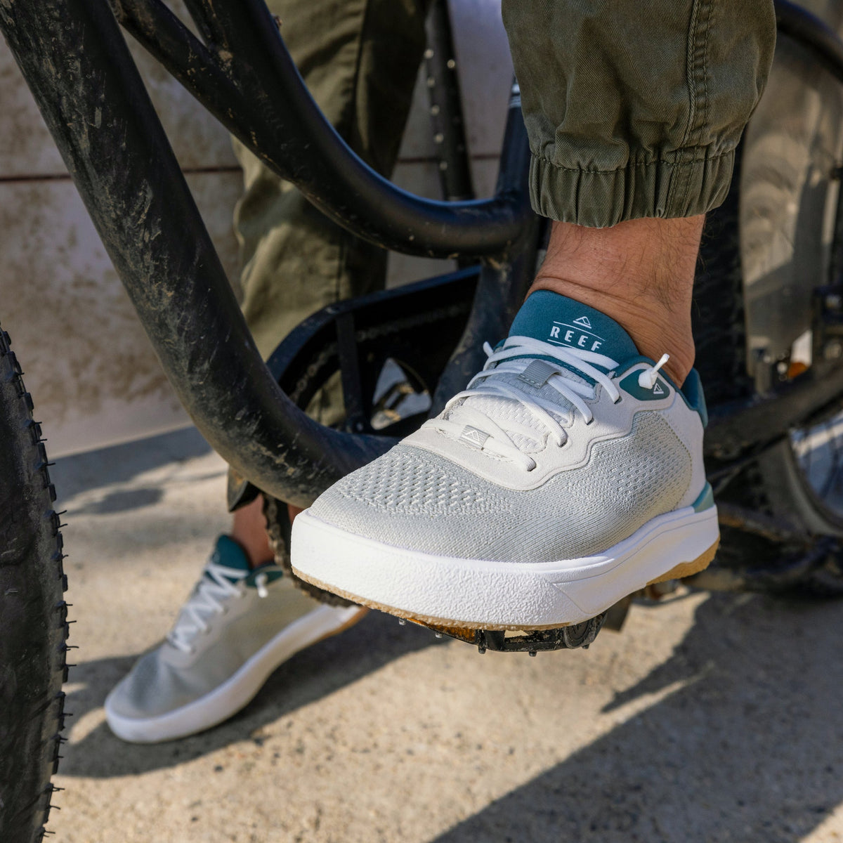 Shoreline Del Mar sneaker facing right, close-up of front and side, breathable mesh, cushioned sole, beach-inspired comfort