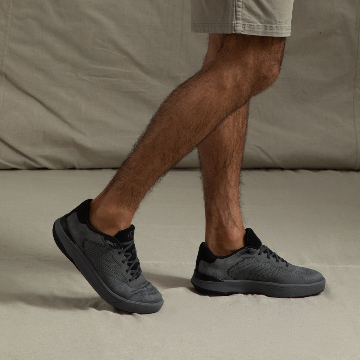 Side view of Shoreline Del Mar men's gray sneakers on foot, lightweight with anatomical arch support for all-day comfort.