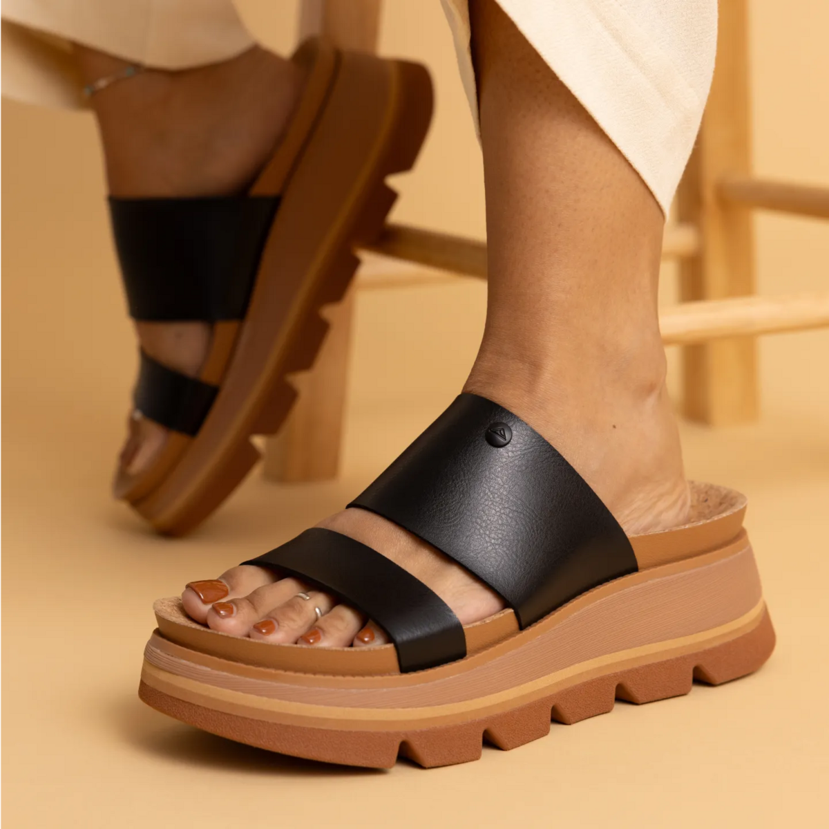 Vista Luxe Siaa black and tan platform sandals facing right, close-up on the front foot with cushioned arch support
