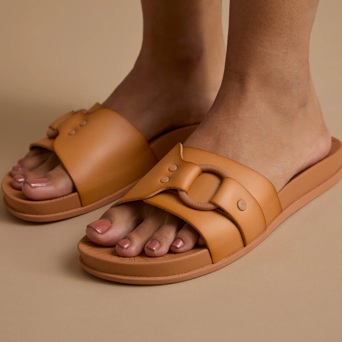 Close-up of women's Vista Soho Cruz sandals facing forward, showcasing soft-rebound cushioning and anatomical arch support.