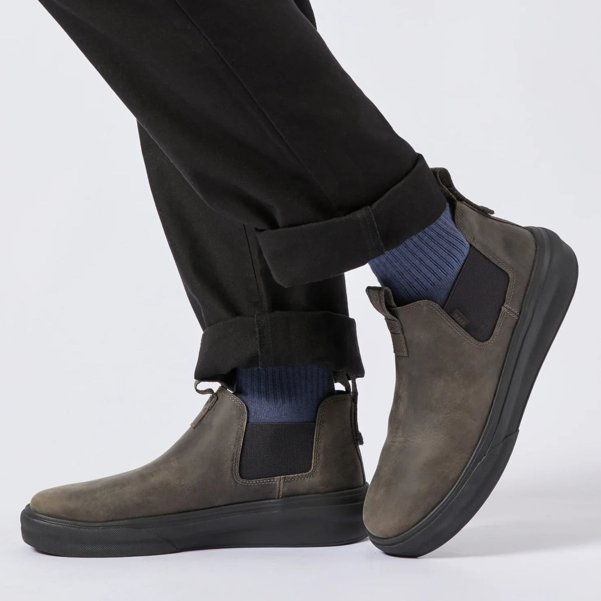 Evo men's right side mid-height shoe facing right, soft-rebound cushioning, anatomical arch support, beach-inspired comfort