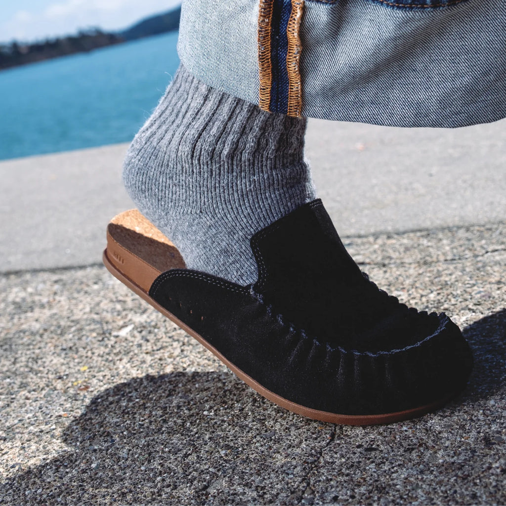 Vista Myra facing left, women's black leather clog slip-on with soft-rebound cushioning and anatomical arch support.