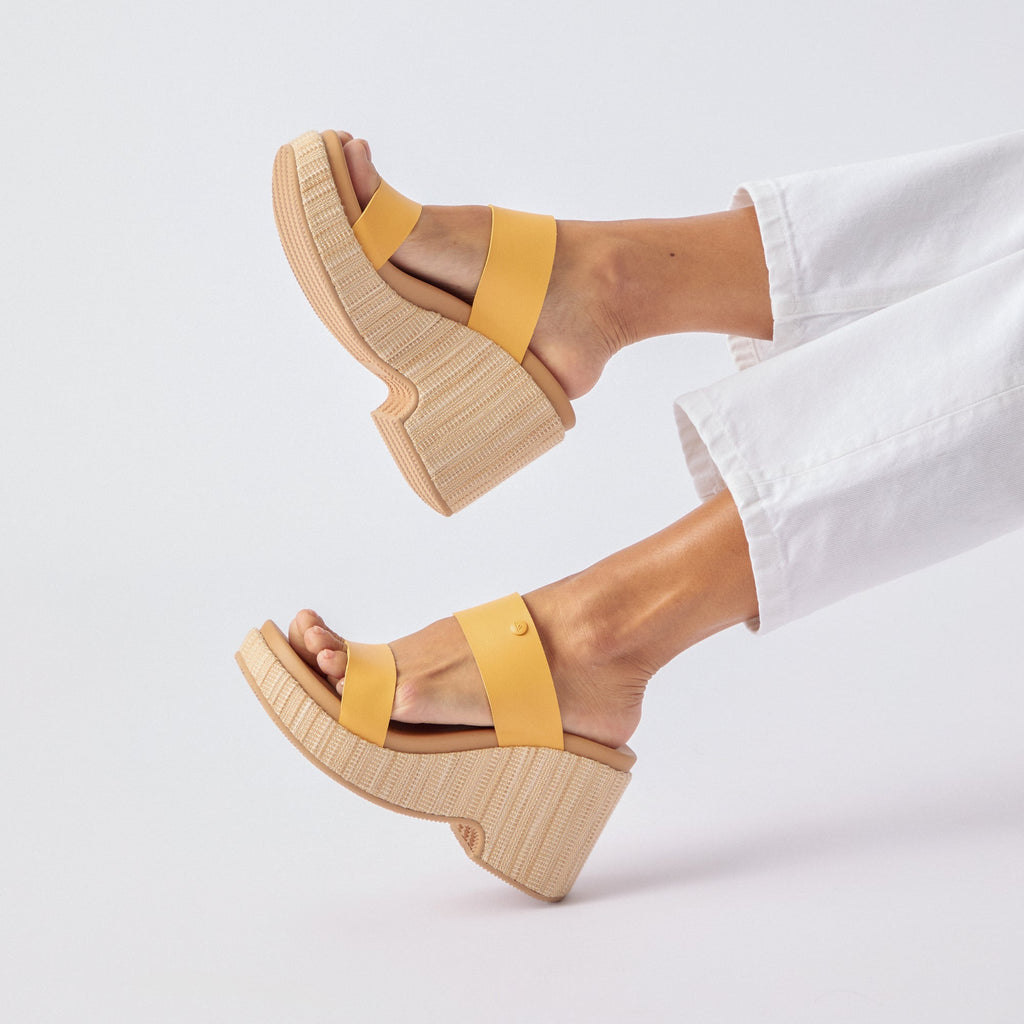 Sunset Ibiza women's sandals facing right, close-up on soft-rebound cushioned platform and arch support straps