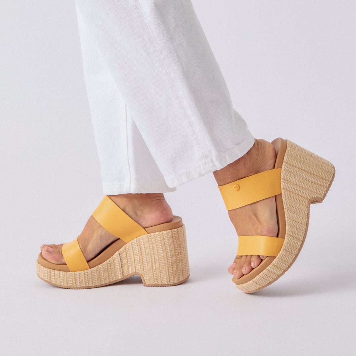 Sunset Ibiza women's sandals facing right, close-up on cushioned arch support and platform heel in apricot color.