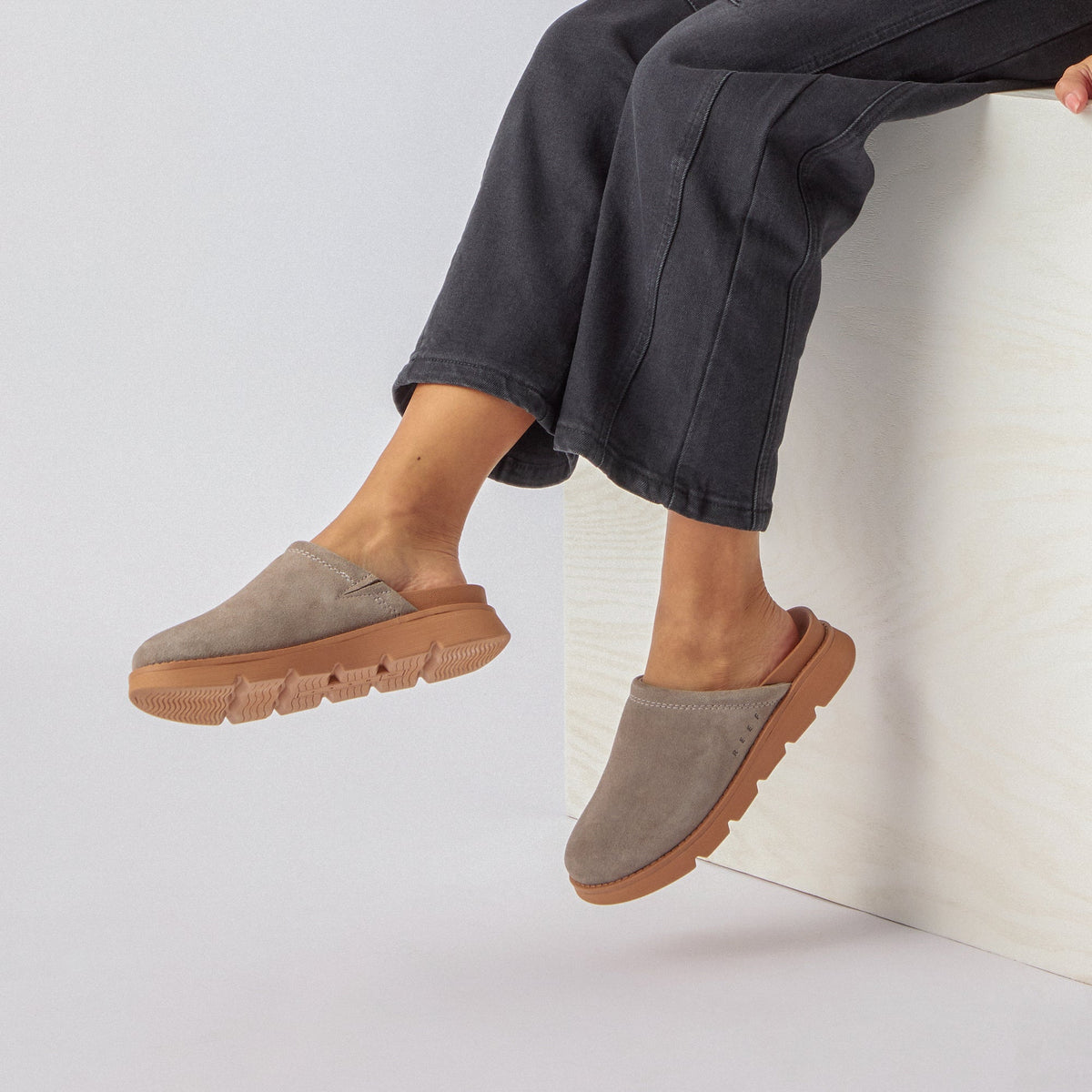 Vista Luxe Mariana women's clogs facing left, showing side and sole with soft-rebound cushioning and arch support.