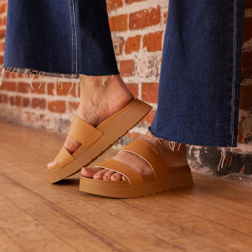 Vista Hi 2 sandals facing right in natural color, close-up on footbed and straps, lightweight comfort for everyday wear.