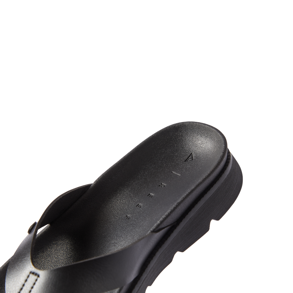 Vista Luxe Vivianahh right-facing black sandal close-up showing cushioned arch support and water-friendly footbed